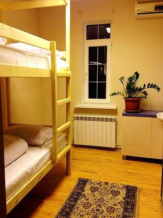 Отели типа «постель и завтрак» Hostel Arzy Атырау Спальное место на двухъярусной кровати в общем номере для мужчин и женщин-1